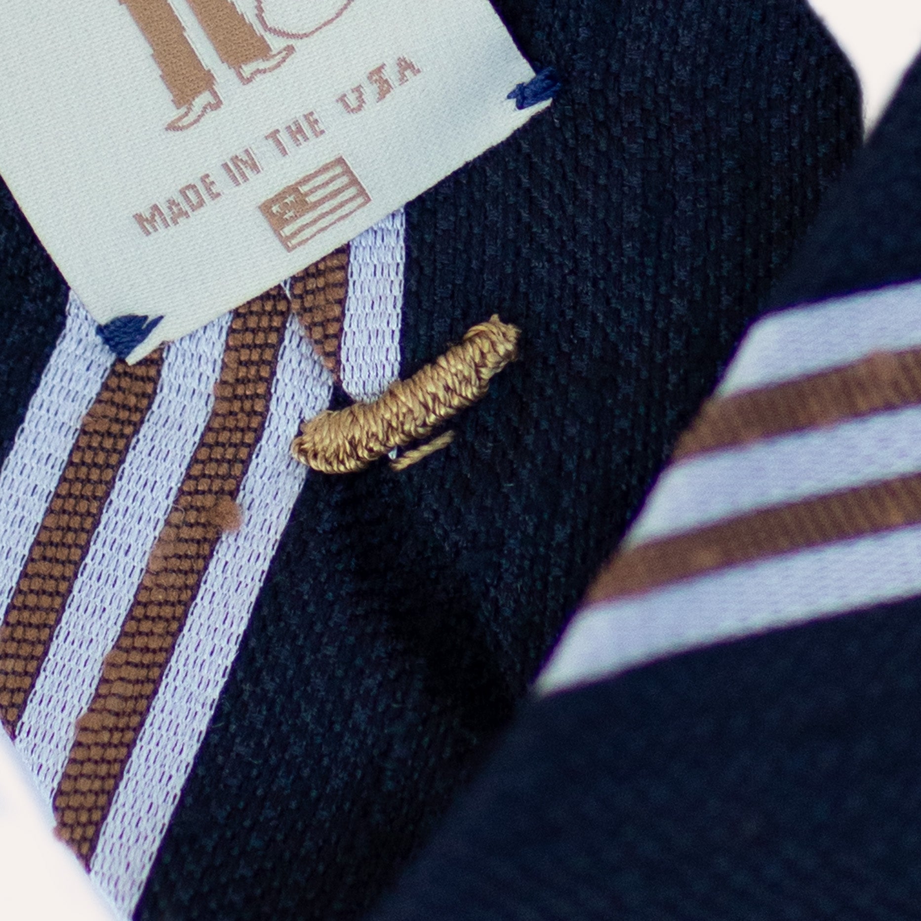 Corbata de seda Shantung laminada a mano con rayas azules, doradas y blancas