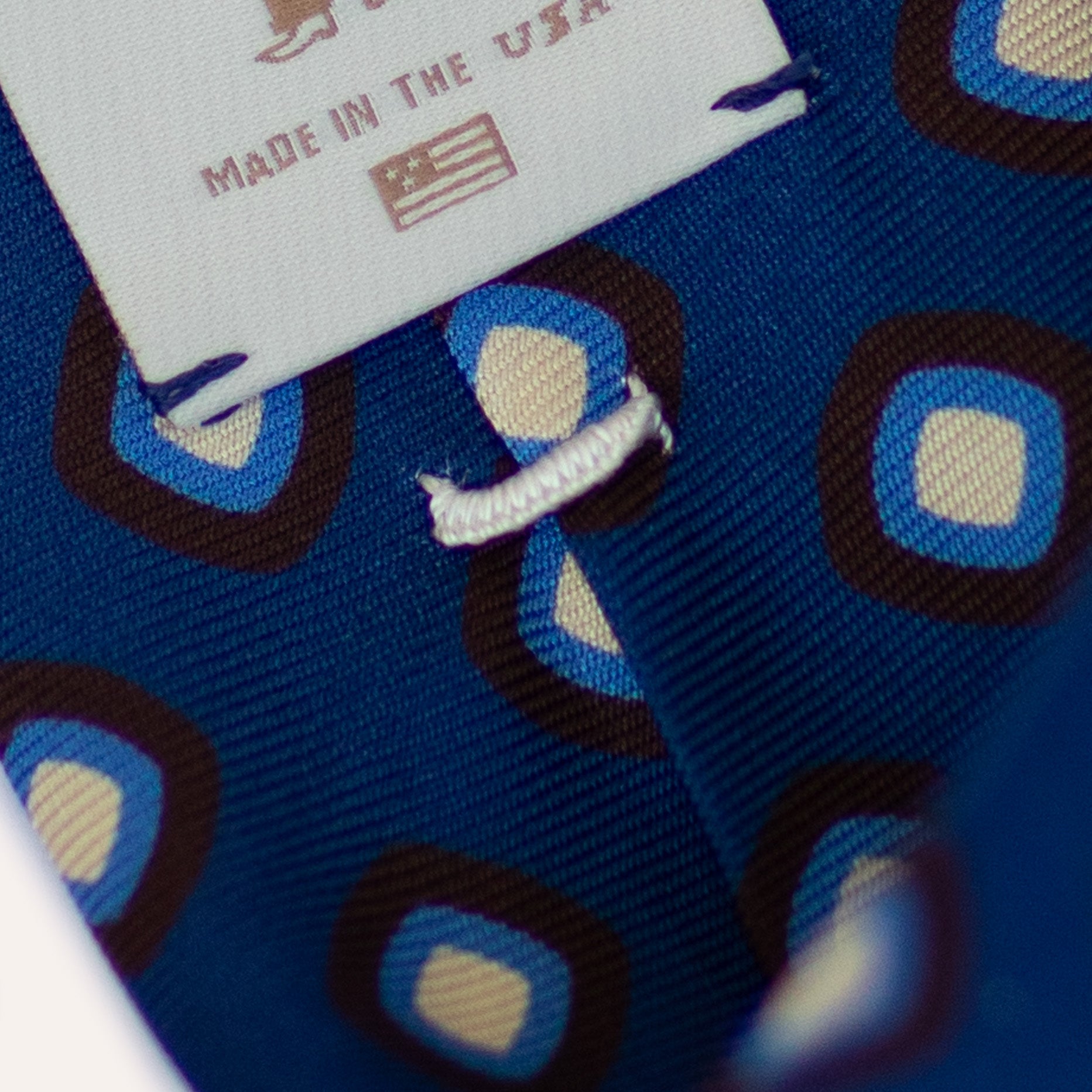 Corbata de seda laminada a mano de 36 oz con estampado cuadrado redondeado azul