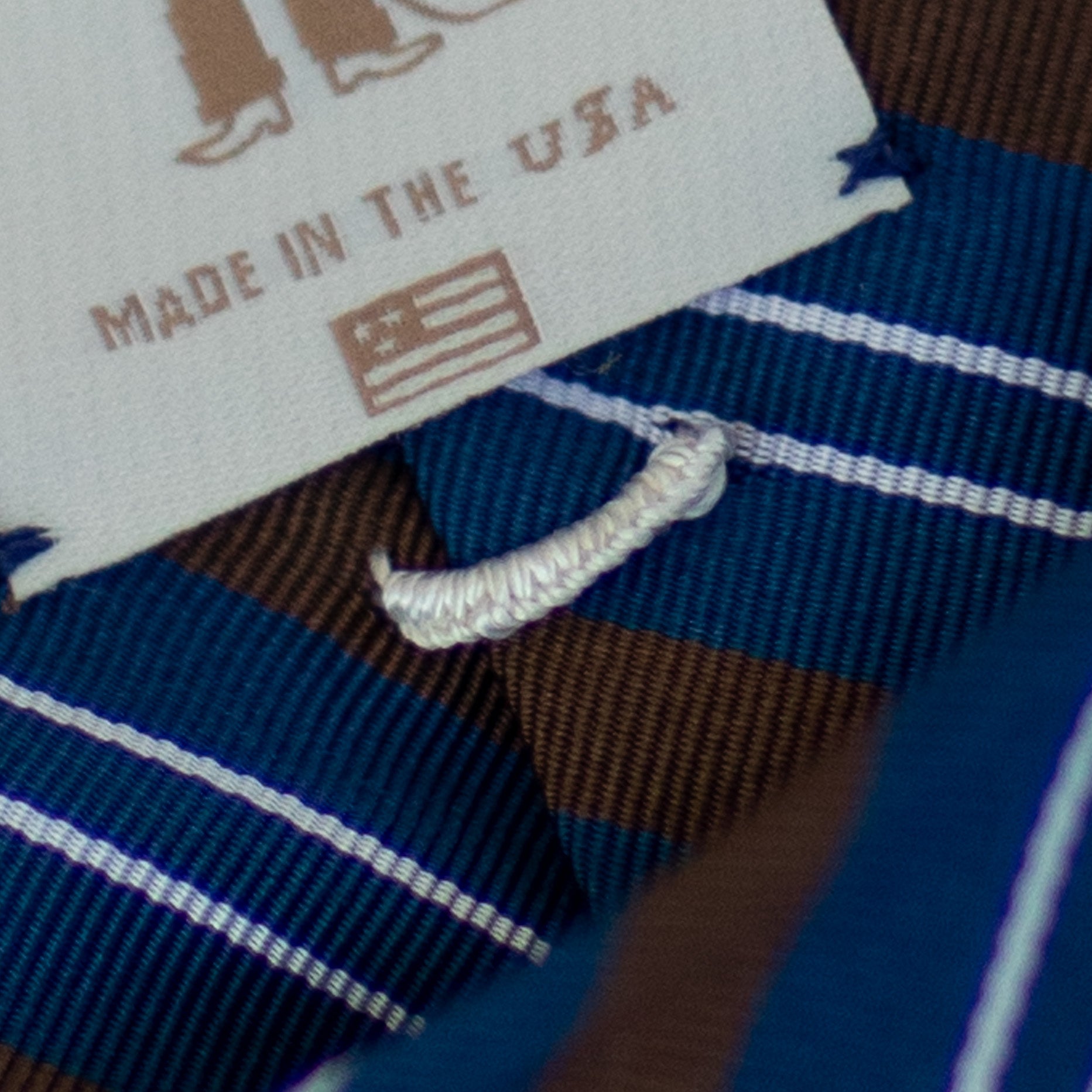 Corbata de seda Mogador enrollada a mano a rayas azules, blancas y marrones