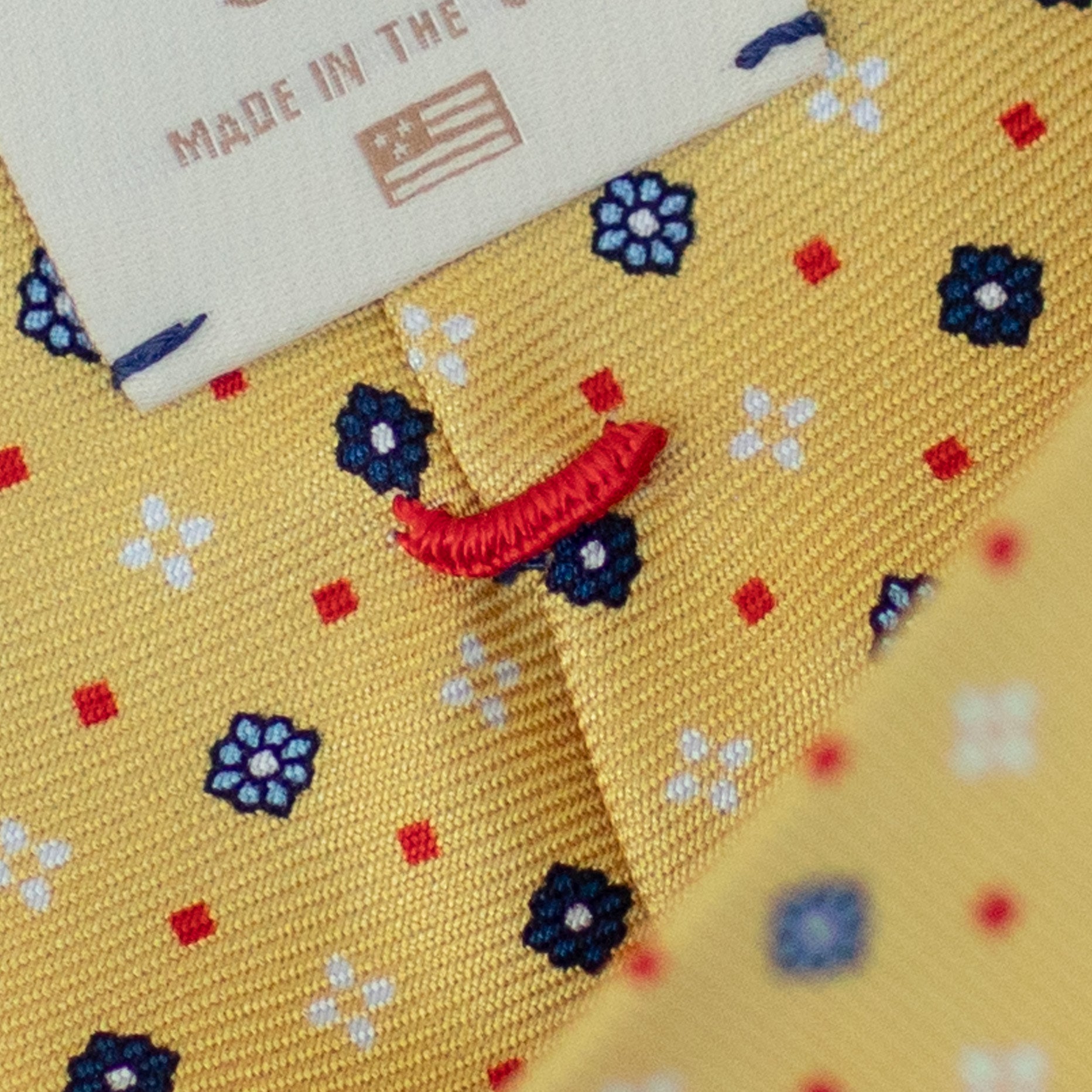 Corbata de seda laminada a mano de 36 oz con estampado de flores amarillas