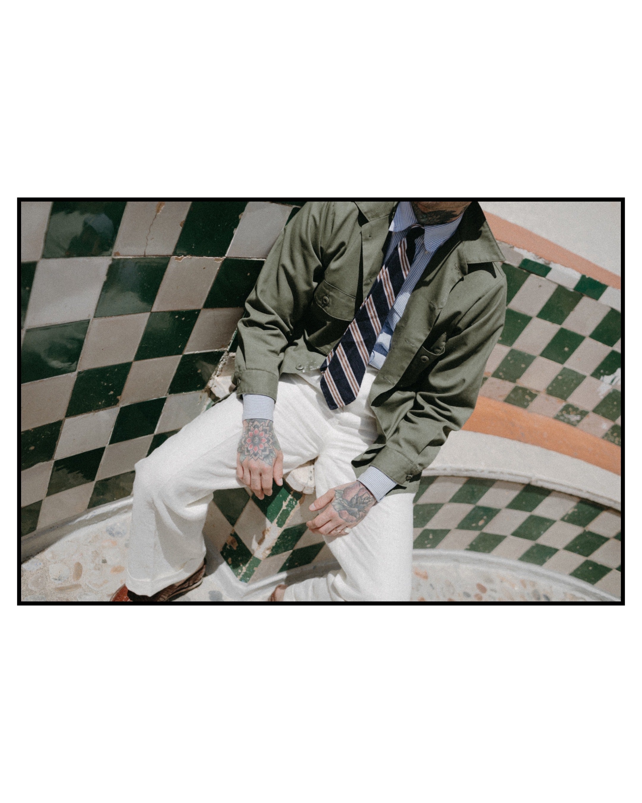 Corbata de seda Shantung laminada a mano con rayas azules, doradas y blancas