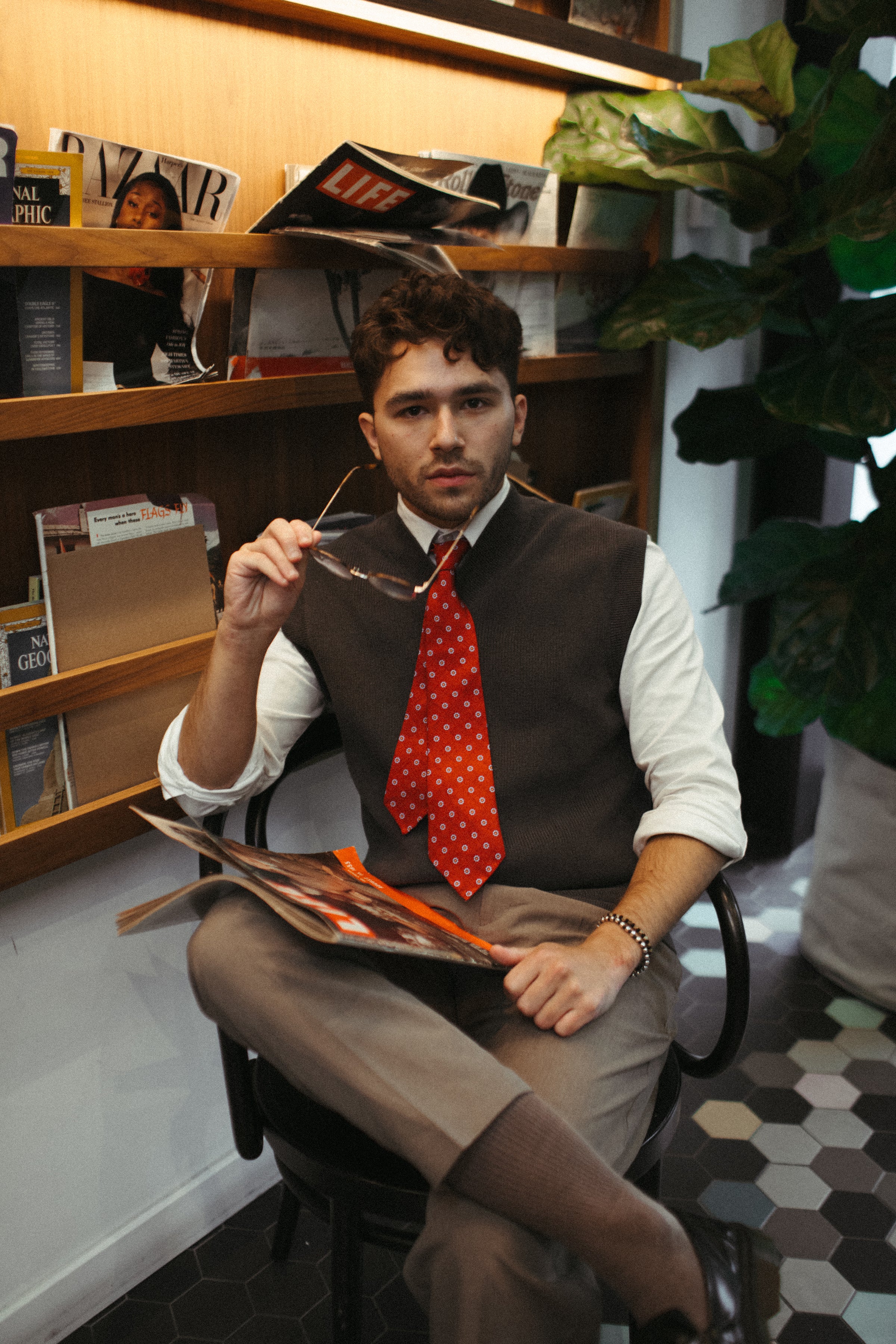 Corbata de seda laminada a mano de 36 oz con estampado de flores rojas